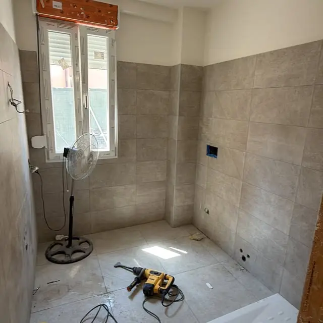 Bagno rivestito con piastrelle in grande formato